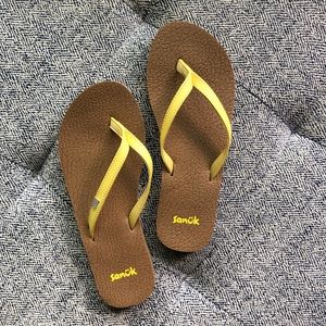 Sanuk yellow yoga mat flip flops size 7